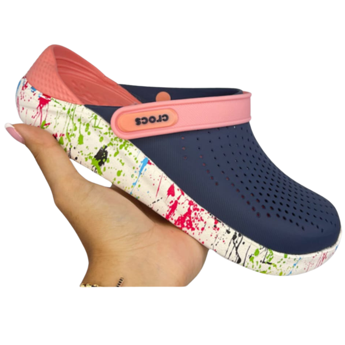 CROCS LITERIDE CHISPAS MUJER: Comodidad y Estilo para tus Pies Las CROCS LITERIDE CHISPAS MUJER son la opción perfecta para quienes buscan comodidad y estilo en su calzado. Si estás buscando un par de Crocs que se adapten a tu estilo de vida, en Onlineshoppingcenterg te contamos todo lo que necesitas saber antes de comprarlas.  ¿Por qué elegir CROCS LITERIDE CHISPAS MUJER? Las CROCS LITERIDE CHISPAS MUJER no solo destacan por su diseño moderno, sino también por la tecnología LiteRide™, que ofrece una increíble amortiguación. Esta tecnología ha sido desarrollada pensando en la máxima comodidad de los pies, ideal para largos días de uso o actividades al aire libre.  Beneficios de las CROCS LITERIDE CHISPAS MUJER Comodidad extrema: La espuma LiteRide™ es más suave que la tradicional, ofreciendo un soporte único. Esta característica también está presente en las Crocs LiteRide hombre y las Crocs LiteRide niño. Estilo versátil: Con detalles brillantes y un diseño atractivo, las Crocs Literide mujer son perfectas para cualquier ocasión, ya sea para usarlas en casa o durante una salida casual. Ligereza y durabilidad: Son ligeras y muy resistentes, haciéndolas perfectas para cualquier temporada, incluidas las Crocs invierno mujer. Variedad de opciones en CROCS LITERIDE MUJER En Onlineshoppingcenterg ofrecemos una amplia gama de modelos para todas las preferencias. Aquí algunas de las opciones más populares:  Modelos destacados Crocs Literide 360 mujer: Este modelo es una evolución de las clásicas Literide, con mayor soporte y ajuste ergonómico. Crocs para mujer con plataforma: Si prefieres algo de altura, estas crocs mujer plataforma son la opción ideal, sin perder la comodidad. Crocs mujer oferta: En nuestra tienda siempre encontrarás promociones para conseguir tus Crocs favoritas al mejor precio.